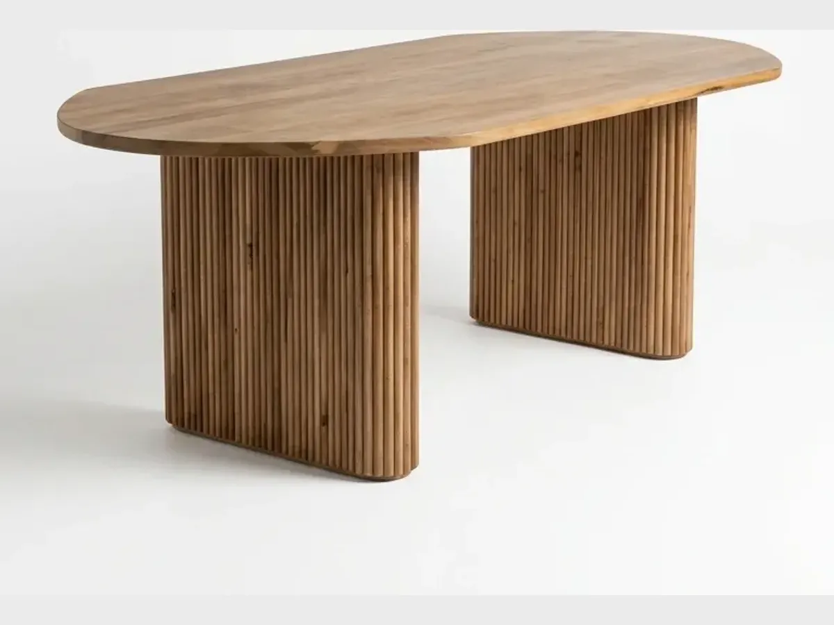 Mesa ovalada de madera maciza con patas estriadas, de Somos Momento.